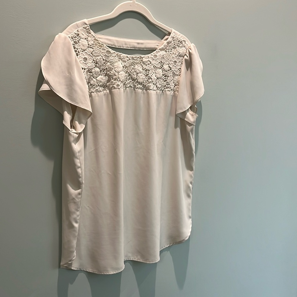 Women’s lace overlay detail with scalloped sleeves size XL